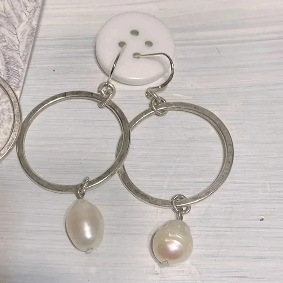 Silver tone hammered hoop dangle drop pearl pierced wire hook earrings - Picture 5 of 10